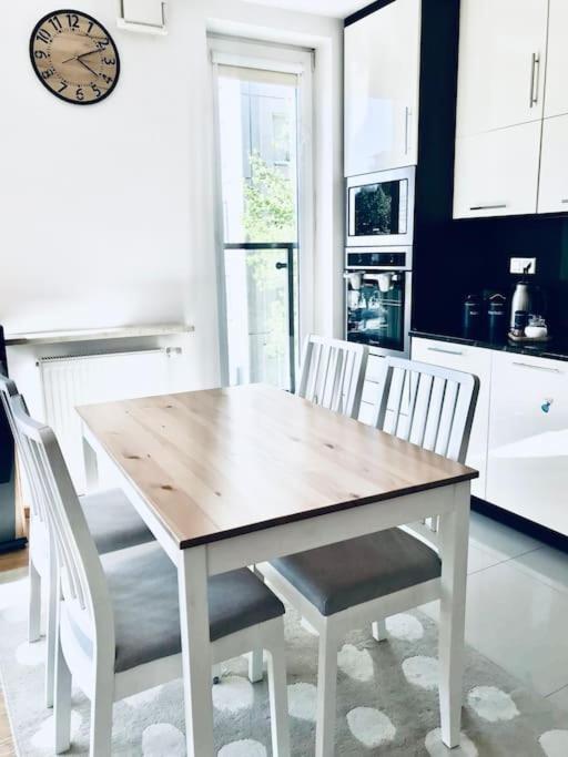 Nowoczesny Apartament Na Pradze Varsó Kültér fotó