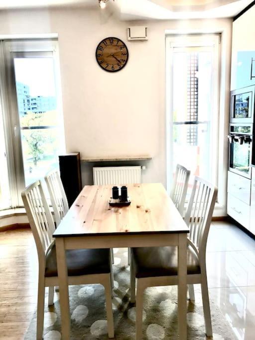 Nowoczesny Apartament Na Pradze Varsó Kültér fotó